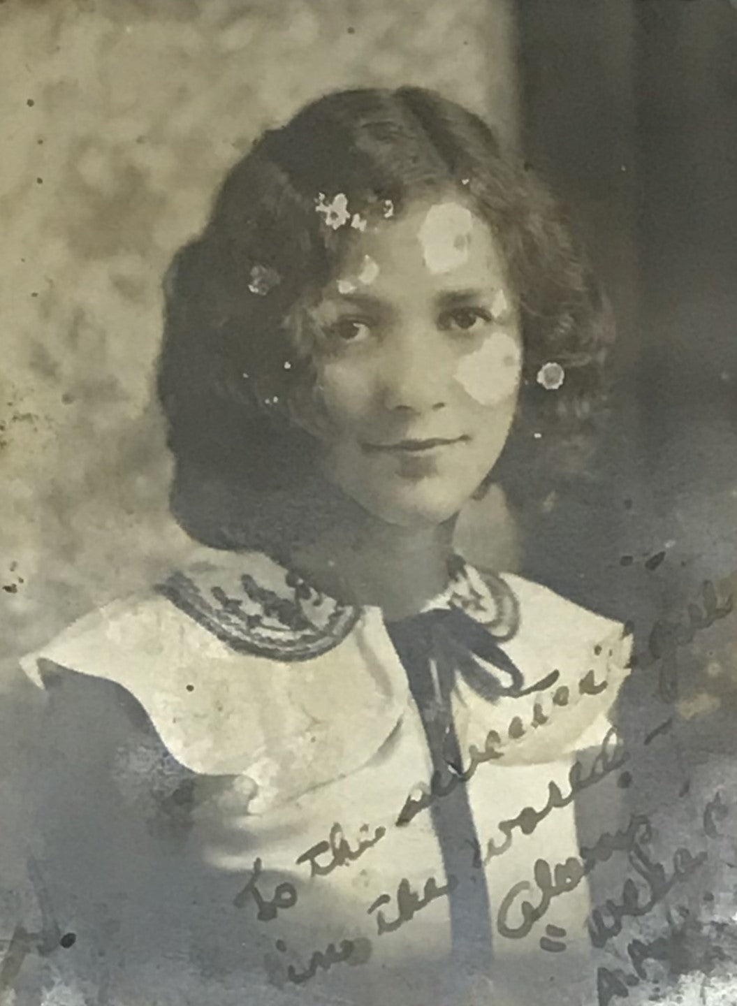 Vintage Signed Portrait Photograph of a Young Woman – 1930s